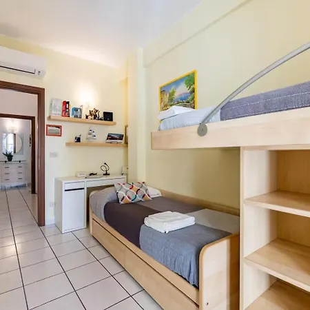 30 Mt Dal Mare, Nel Centro E Con Posto Auto *